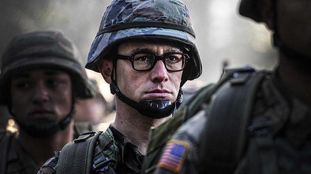 Joseph Gordon-Levitt w mundurze Edwarda Snowdena /materiały prasowe