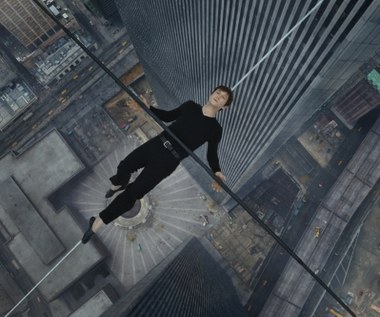 Joseph Gordon-Levitt w scenie z filmu "The Walk. Sięgając chmur"