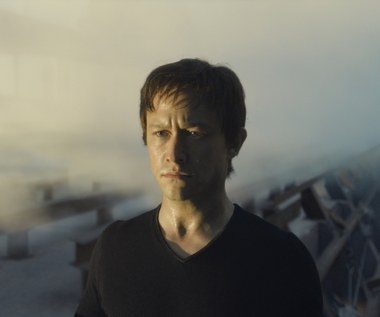 Joseph Gordon-Levitt w scenie z filmu "The Walk. Sięgając chmur"