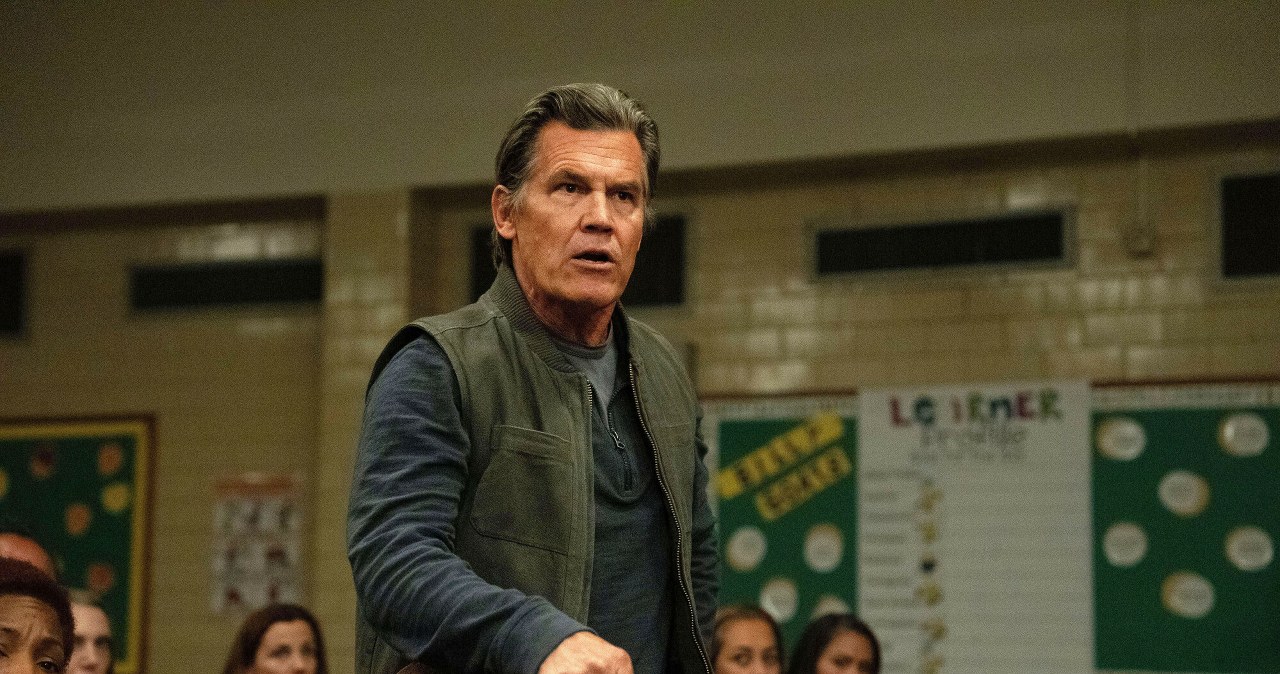 Josh Brolin w scenie z filmu "Zniknięcia" /Album Online /East News