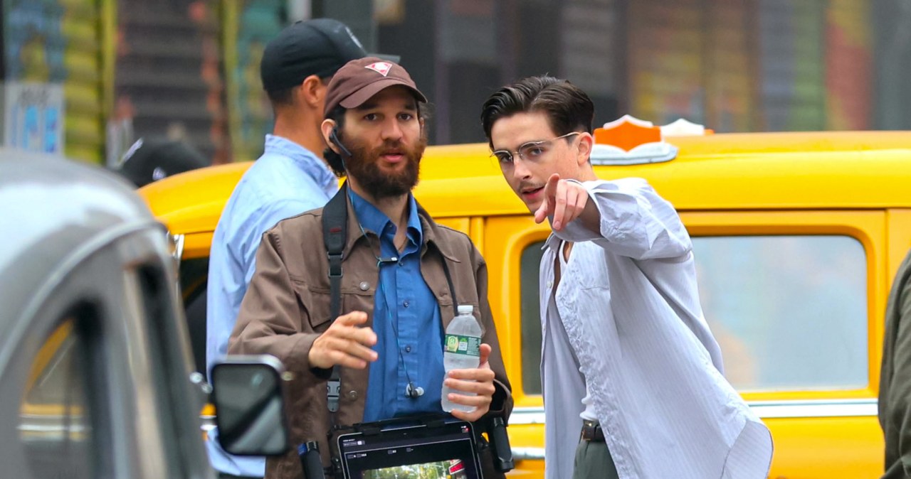 Josh Safdie i Timothee Chalamet na planie filmu "Wielki Marty" /Jose Perez/Bauer-Griffin / Contributor /Getty Images
