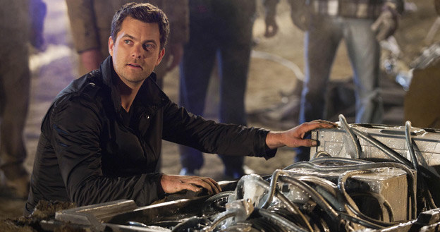 Joshua Jackson w scenie z serialu "Fringe: Na granicy światów" /The New York Times