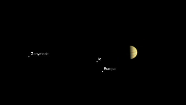 Jowisz i trzy z jego księżyców w obiektywie sondy Juno /NASA/JPL-Caltech/SwRI/MSSS /materiały prasowe