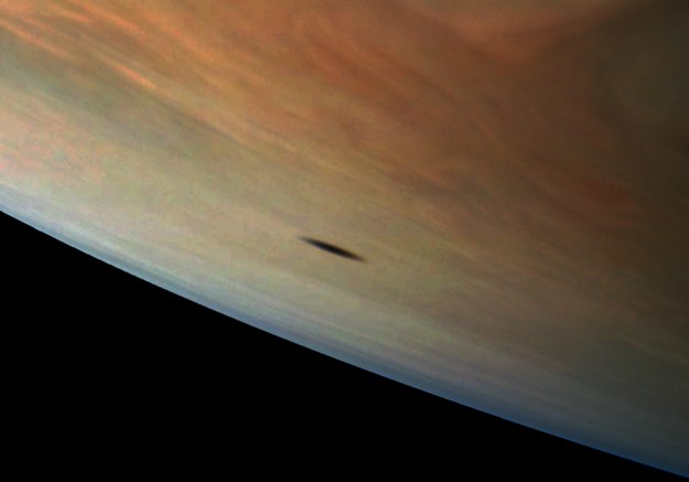 Jowisz z cieniem księżyca Amalthea, sfotografowany przez sondę Juno. /: NASA/JPL-Caltech/SwRI/MSSS/Gerald Eichstädt /Materiały prasowe