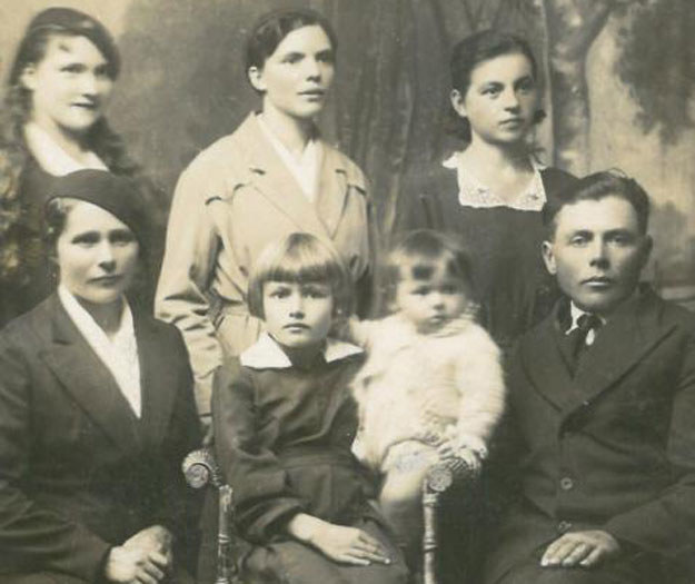 Józef Niechoda (siedzi po prawej) wraz z rodziną /IPN