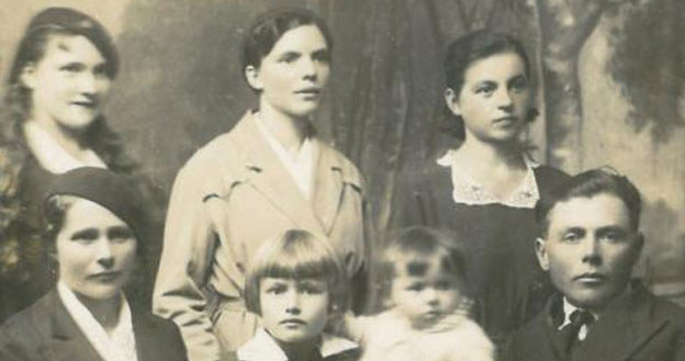Józef Niechoda (siedzi po prawej) wraz z rodziną /IPN