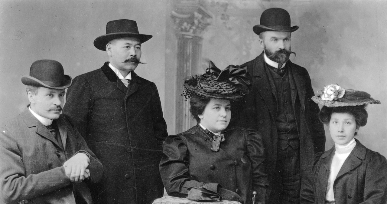 Józef Piłsudski (drugi od prawej) i małżonka Maria (siedzi, trzecia od prawej) /Z archiwum Narodowego Archiwum Cyfrowego