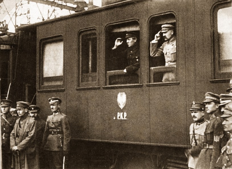 Józef Piłsudski i ukraiński ataman Semen Petlura na dworcu kolejowym w Winnicy podczas wspólnej wyprawy na Kijów - maj 1920 r. /FoKa /Agencja FORUM