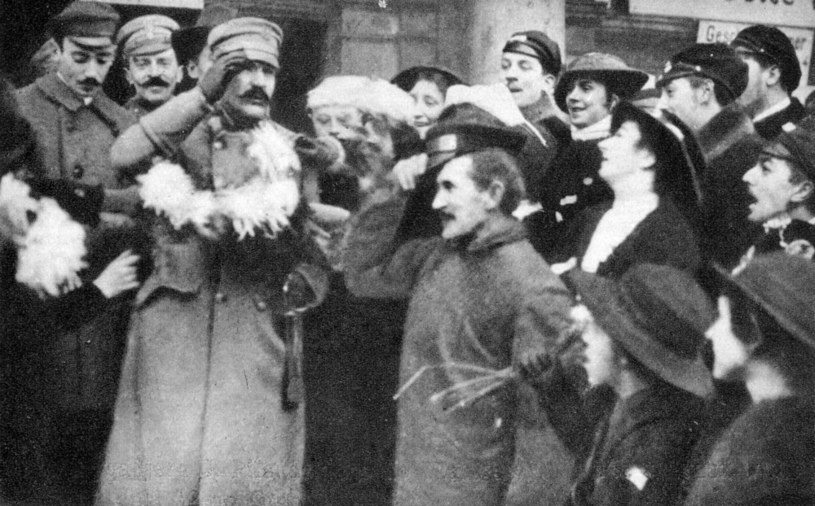 Józef Piłsudski - jako brygadier Legionów Polskich - witany w Warszawie 12 grudnia 1916 r. Stolica Polski znajdowała się wówczas pod niemiecką okupacją /reprodukcja Piotr Mecik /Agencja FORUM