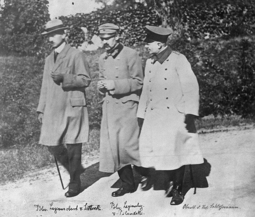 Józef Piłsudski, Kazimierz Sosnkowski i oficer armii niemieckiej Schlossmann w czasie spaceru na terenie twierdzy w Magdeburgu /Z archiwum Narodowego Archiwum Cyfrowego