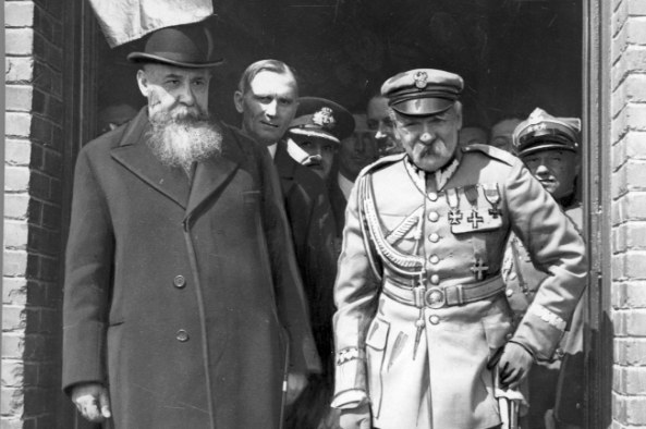 Józef Piłsudski la gara din București.  Alături de premierul României, Nicolae Iorga / din arhivele Arhivei Digitale Naționale