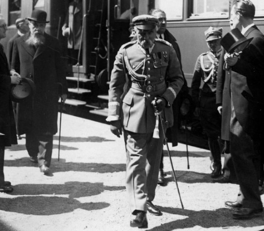 Józef Piłsudski na dworcu kolejowym w Bukareszcie /Z archiwum Narodowego Archiwum Cyfrowego