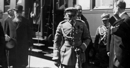 Józef Piłsudski na dworcu kolejowym w Bukareszcie /Z archiwum Narodowego Archiwum Cyfrowego