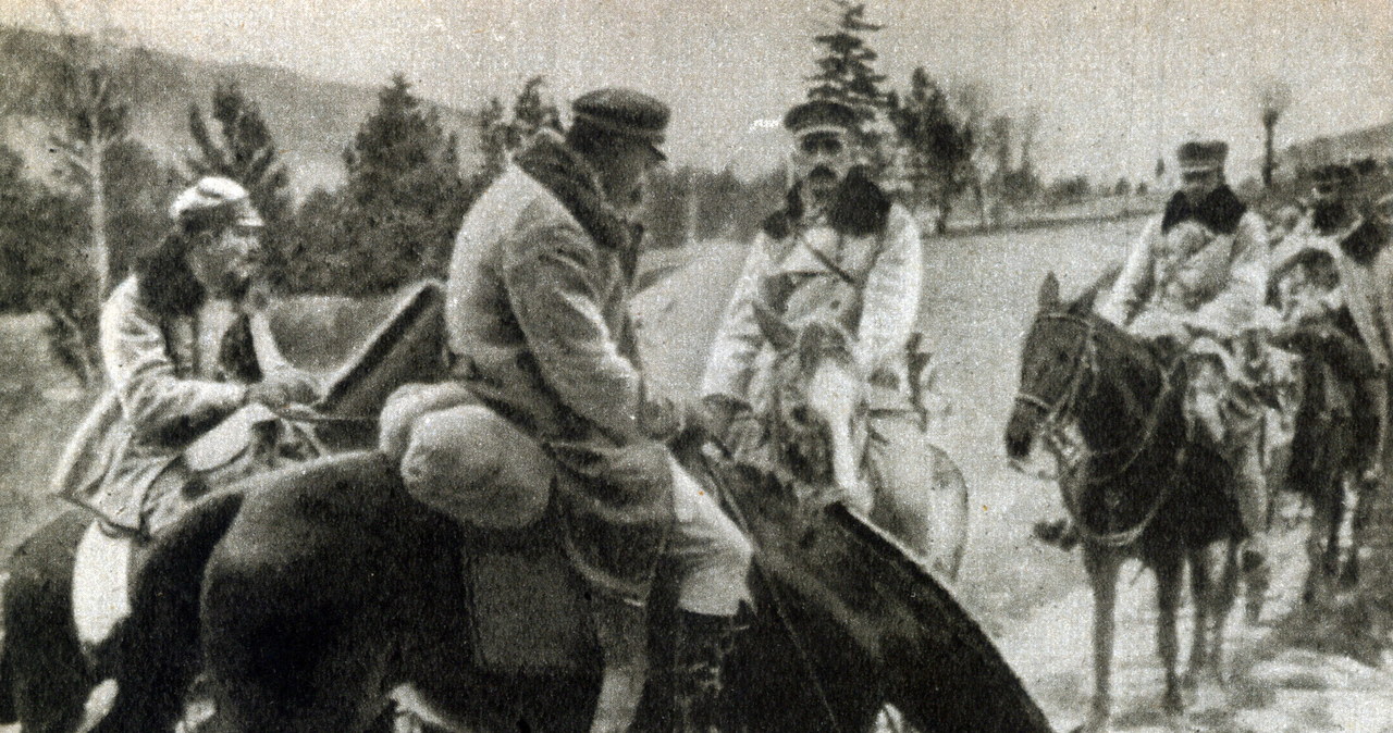 Józef Piłsudski na kasztance z oddziałami I Brygady Legionów (jesień 1914 r.) /Piotr Mecik /Agencja FORUM