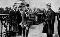 Józef Piłsudski na moście Poniatowskiego w Warszawie w dniach przewrotu majowego w 1926 r. przed /Encyklopedia Internautica