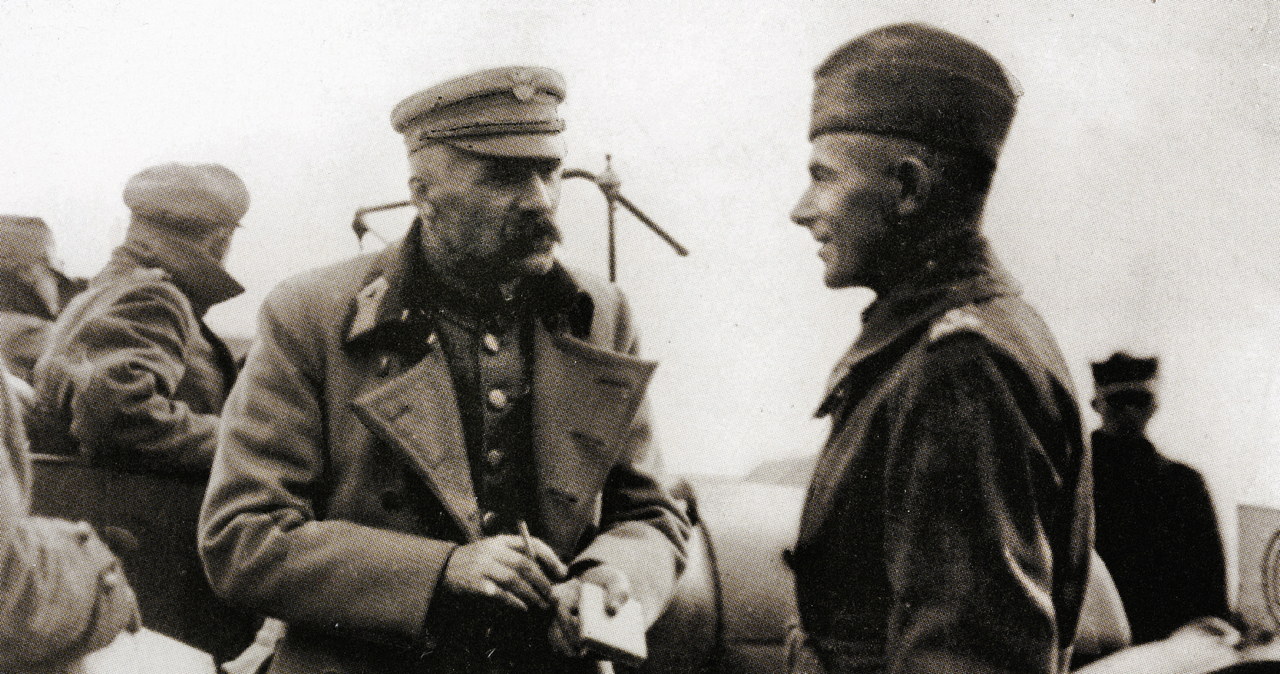 Józef Piłsudski, Naczelny Wódz Wojska Polskiego w rozmowie z gen. Edwardem Rydzem-Śmigłym, w czasie wyprawy kijowskiej wiosną 1920 roku /Agencja FORUM