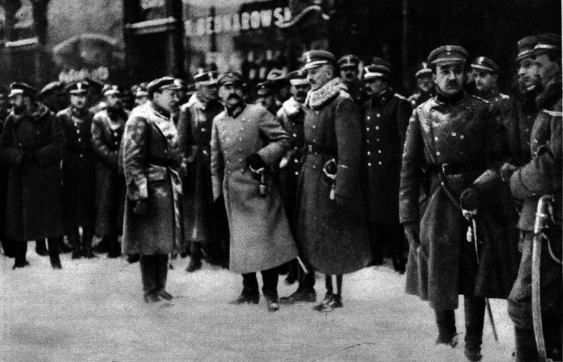 Józef Piłsudski odbiera defiladę wojska przed hotelem Bristol w Warszawie 11 listopada 1918 roku /Piotr Mecik /Agencja FORUM