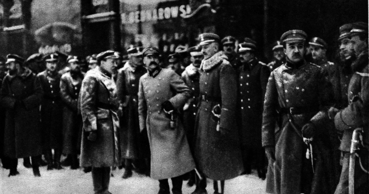 Józef Piłsudski odbiera defiladę wojska przed hotelem Bristol w Warszawie 11 listopada 1918 roku /Piotr Mecik /Agencja FORUM