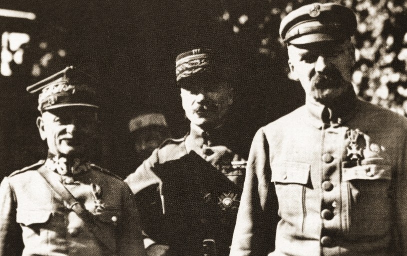 Józef Piłsudski podczas przeglądu dywizji Grupy Udezreniowej w Dęblinie - 13 sierpnia 1920 r. Od lewej gen. Leonard Skierski, w środku gen. Paul Henrys. Reprodukcja: /FoKa /Agencja FORUM
