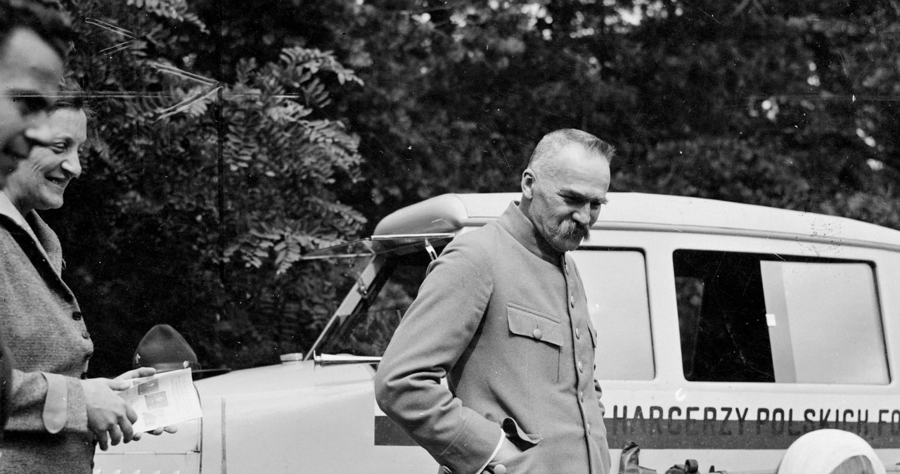 Józef Piłsudski rozmawia z córką Jadwigą - w tle Ford T ekspedycji harcerzy polskich dookoła świata / Narodowe Archiwum Cyfrowe /