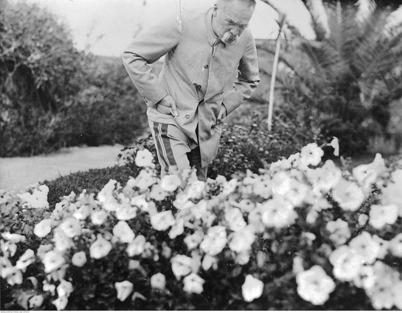 Józef Piłsudski w ogrodzie swojej willi "Quinta Bettencourt" /Z archiwum Narodowego Archiwum Cyfrowego