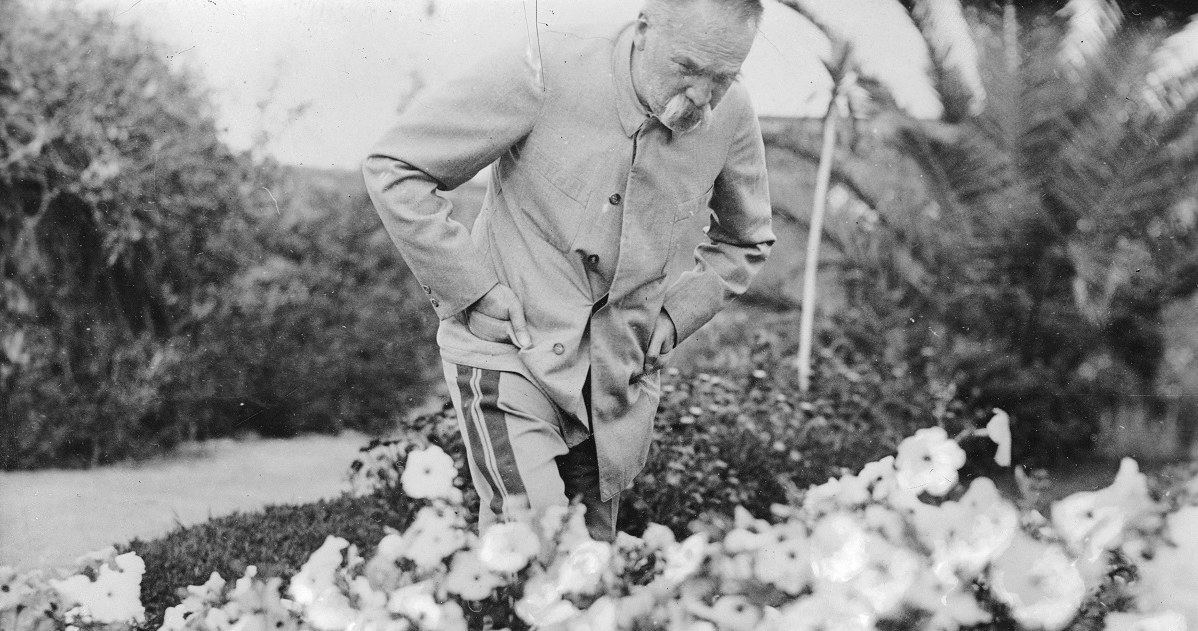 Józef Piłsudski w ogrodzie swojej willi "Quinta Bettencourt" /Z archiwum Narodowego Archiwum Cyfrowego