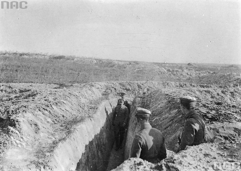 Józef Piłsudski w okopach Legionów Polskich nad Nidą. Zdjęcie z 1915 roku /Z archiwum Narodowego Archiwum Cyfrowego