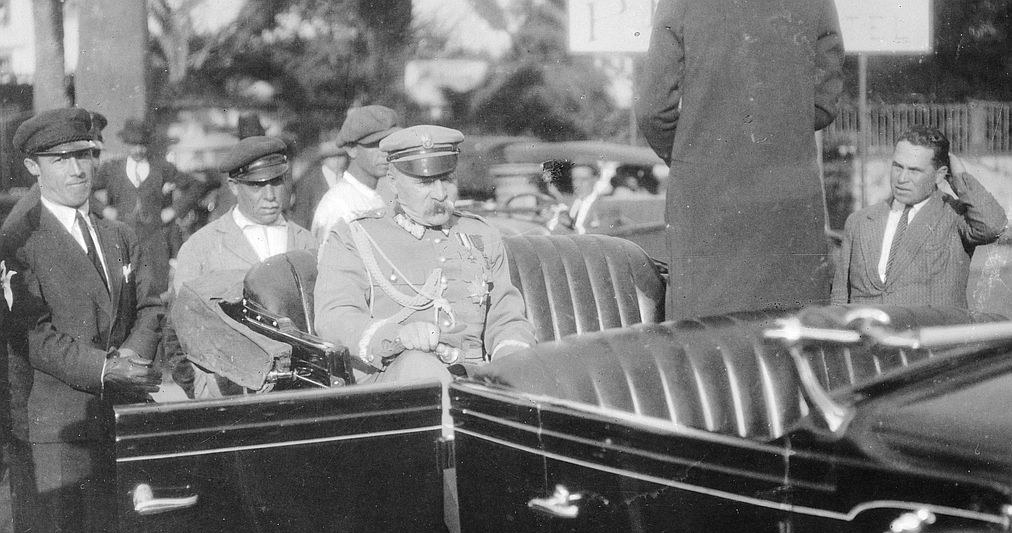 Józef Piłsudski w otwartym Cadillacu w czasie pobytu na Maderze w 1931 roku / fotografia z serwisu www.szukajwarchiwach.gov.pl ze zbiorów Narodowego Archiwum Cyfrowego /