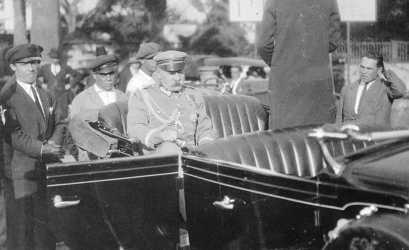 Józef Piłsudski w otwartym Cadillacu w czasie pobytu na Maderze w 1931 roku / Narodowe Archiwum Cyfrowe /