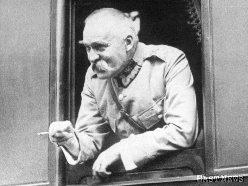 Józef Piłsudski w pociągu, w drodze do Wilna (lata 20.) /Zbiory Muzeum Niepodległości /East News