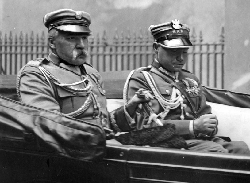 Józef Piłsudski w samochodzie ze swoim adiutantem, Mieczysławem Lepeckim. Fotografia z 1932 roku /Narodowe Archiwum Cyfrowe /domena publiczna
