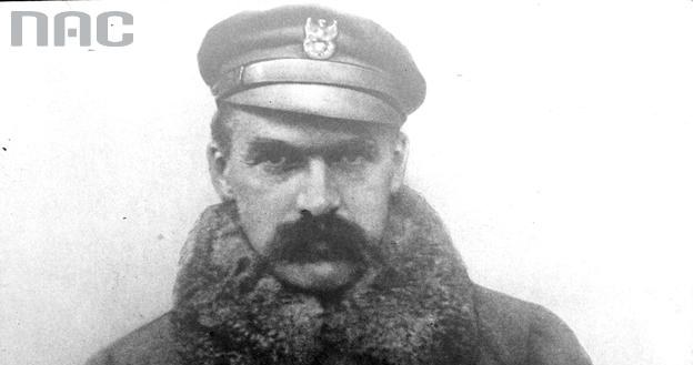 Józef Piłsudski - w takim zimowym stroju zapamiętali go limanowianie /Z archiwum Narodowego Archiwum Cyfrowego