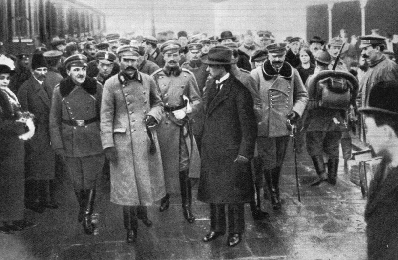 Józef Piłsudski witany na dworcu kolejowym w Warszawie 11 listopada 1918 roku, po powrocie z więzienia w Magdeburgu /reprodukcja: Piotr Mecik /Agencja FORUM