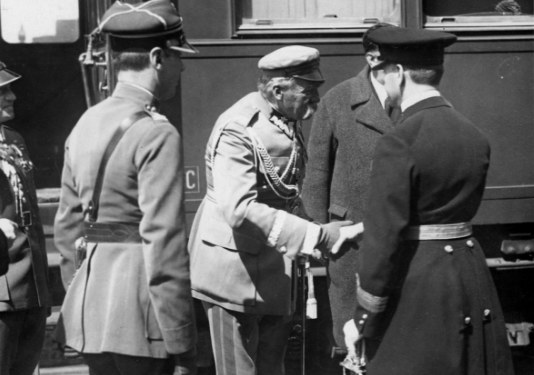 Józef Piłsudski witany w Bukareszcie przez przedstawiciela króla Karola II /Z archiwum Narodowego Archiwum Cyfrowego