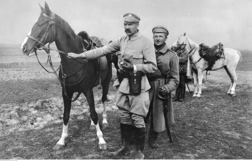 Józef Piłsudski z Kasztanką u boku /Z archiwum Narodowego Archiwum Cyfrowego