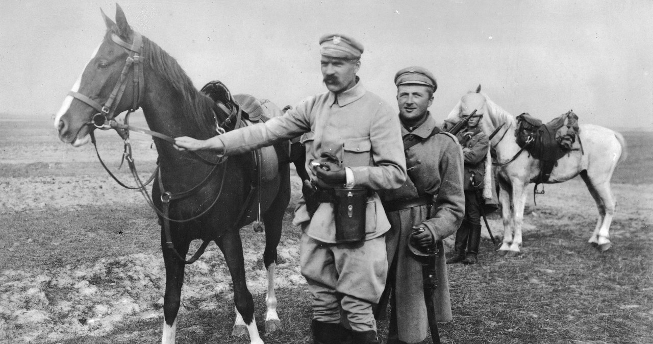 Józef Piłsudski z Kasztanką u boku /Z archiwum Narodowego Archiwum Cyfrowego