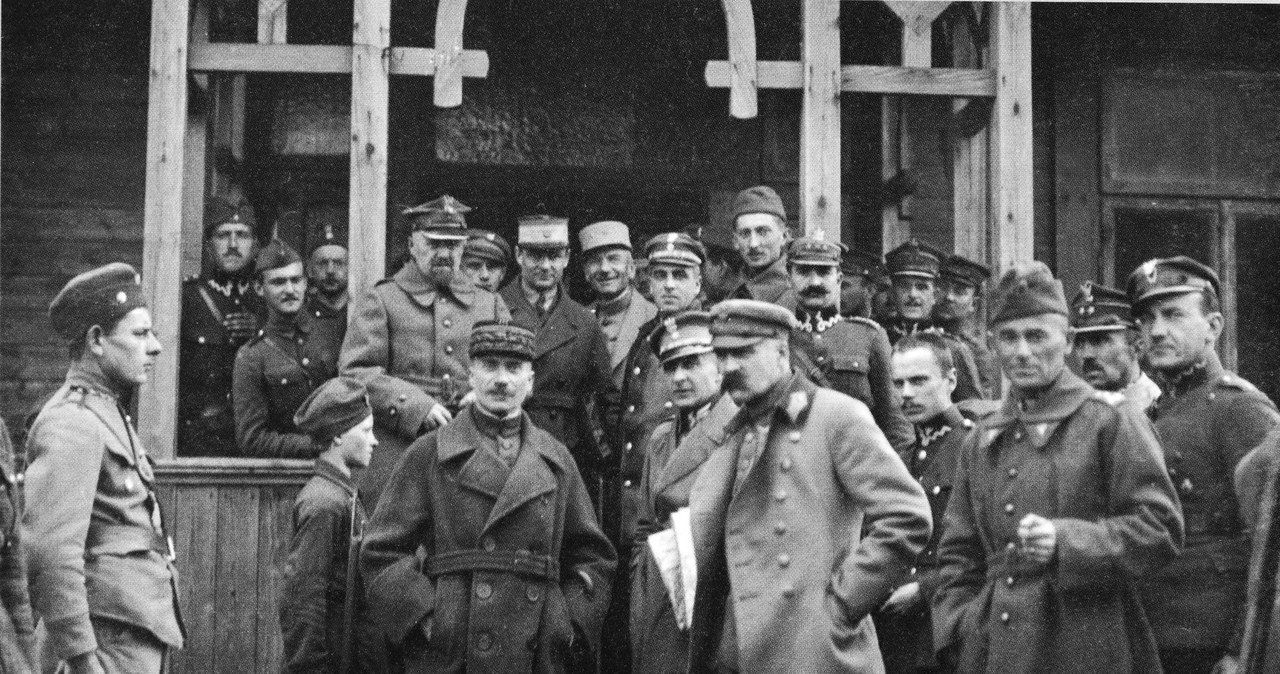 Józef Piłsudski z oficerami w okresie bitwy nad Niemnem, rok 1920 /FoKa /Agencja FORUM