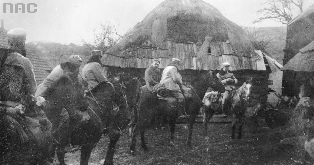 Józef Piłudski wraz z kawalerzystami legionowymi na drodze z Limanowej do Kamienicy, 10.12.1914 /Z archiwum Narodowego Archiwum Cyfrowego