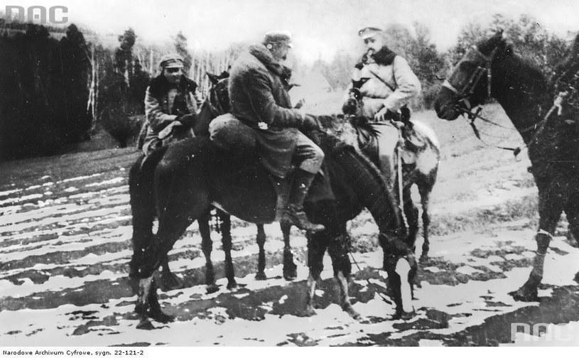 Józef Piłudski wraz z kawalerzystami legionowymi na drodze z Limanowej do Kamienicy, 10.12.1914 /Z archiwum Narodowego Archiwum Cyfrowego