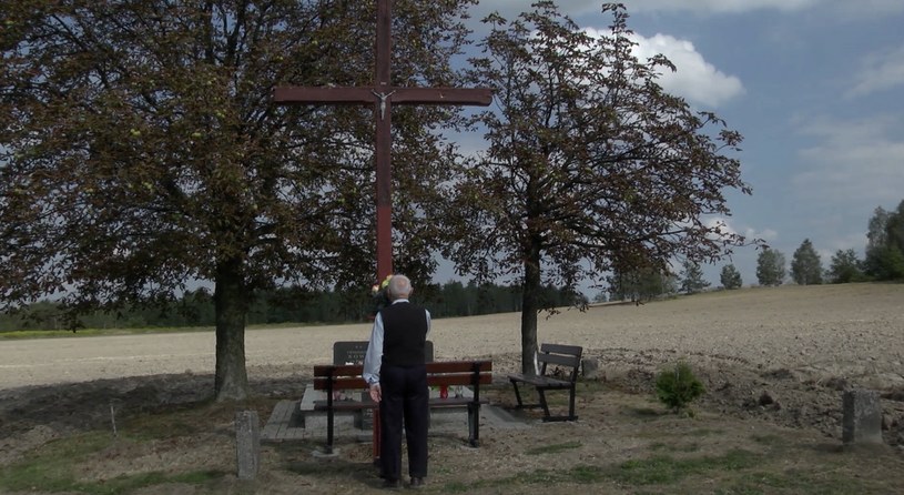 Jóżef Sowa przy grobie rodziców w Wierzchowisku /Marcin Rapacz /INTERIA.PL