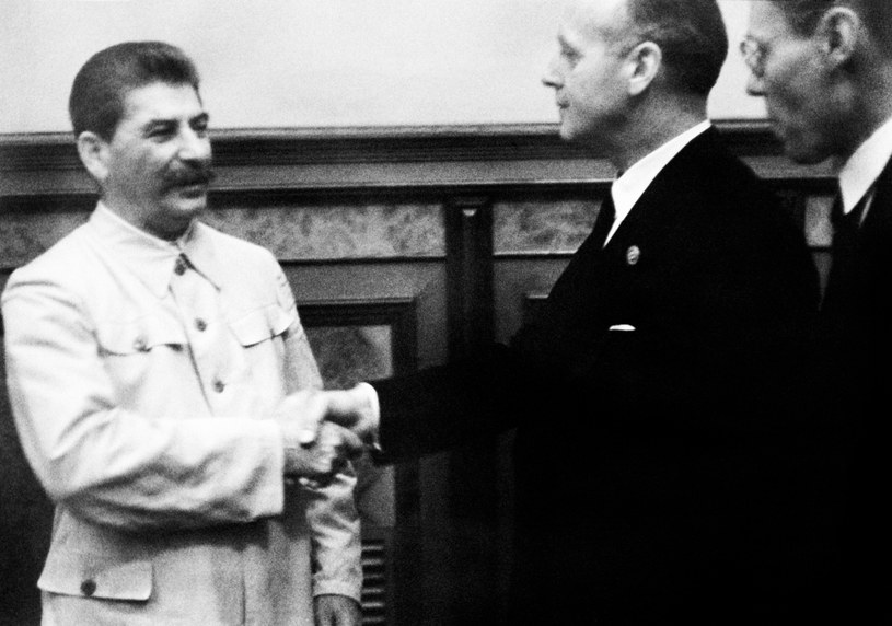 Józef Stalin i Joachim von Ribbentrop. Przesądzający los Polski uścisk ręki z dnia 23 sierpnia 1939 roku /ARCHIVE /AFP