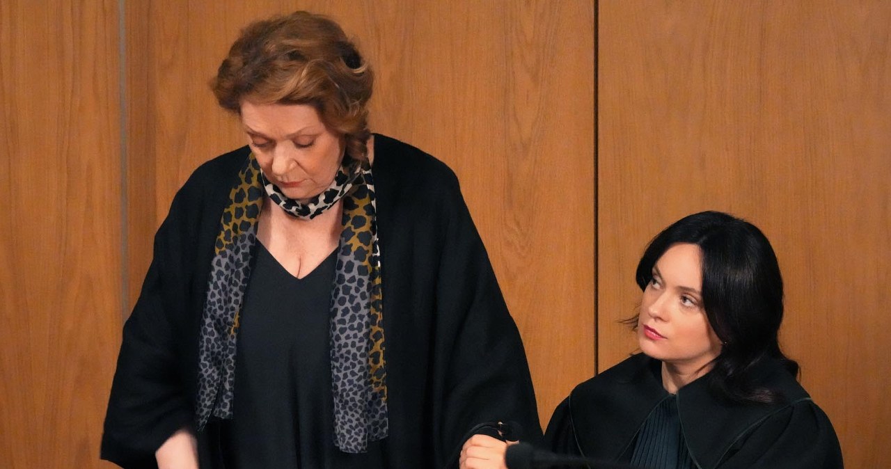 Józefina chwyci się za serce i osunie na ławkę