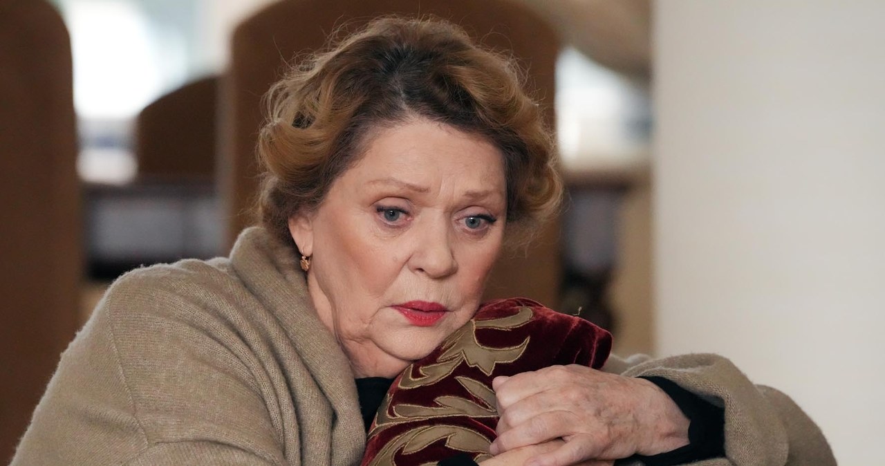 Józefina (Elżbieta Jarosik) dała się wciągnąć w pułapkę zastawioną przez oszusta matrymonialnego /Źródło: AIM