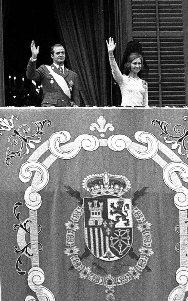 Juan Carlos I z dynastii Burbonów tron objął w 1975 roku /STR /PAP/EPA