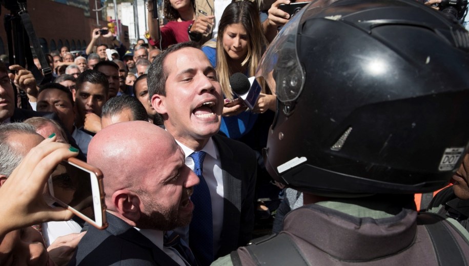 Juan Guaido próbuje wejść do parlamentu /RAYNER PENA /PAP/EPA