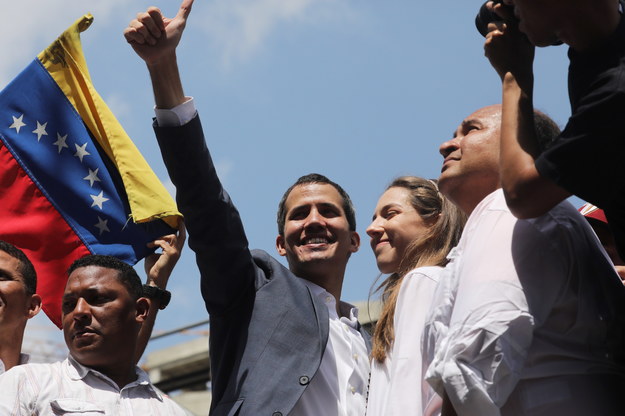 Juan Guaido przemawia do swych zwolenników w Caracas /Miguel Gutierrez /PAP/EPA