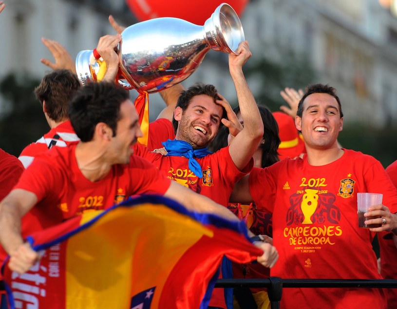 Juan Mata dźwiga puchar za wygranie Euro 2012. Teraz chce zdobyć olimpijskie złoto. /AFP