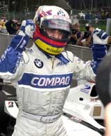 Juan Pablo Montoya cieszy się z pole position