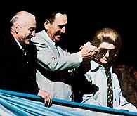 Juan Perón (w środku), obok Lopez Rega i Isabel Perón, powrót do Argentyny w 1973 /Encyklopedia Internautica