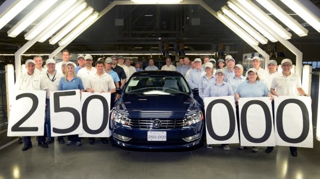 Jubileuszowy, 250-tysięczny Passat z fabryki w Chattanooga. To pierwszy zakład Volkswagena w USA od czasów montowni w Pensylwanii, zamkniętej w 1988 roku. /Volkswagen